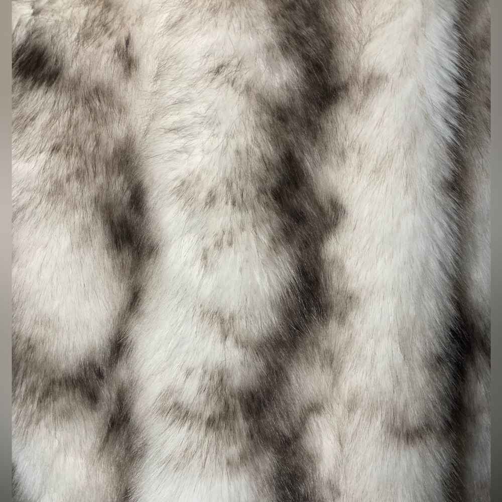 Elegant Faux Fur Coat in Gray and White - Picture 12 of 15
